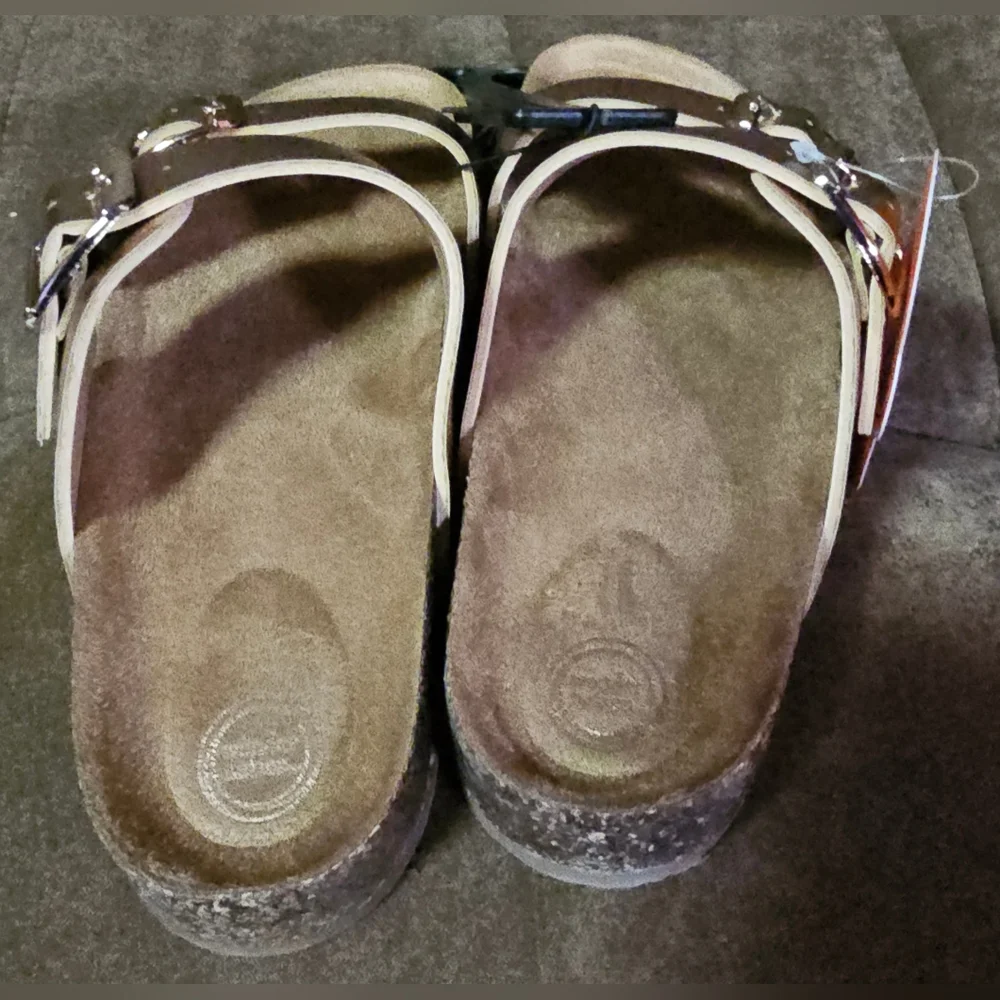 Wonder Nation Gold Kids Sandals - Picture 3 of 3